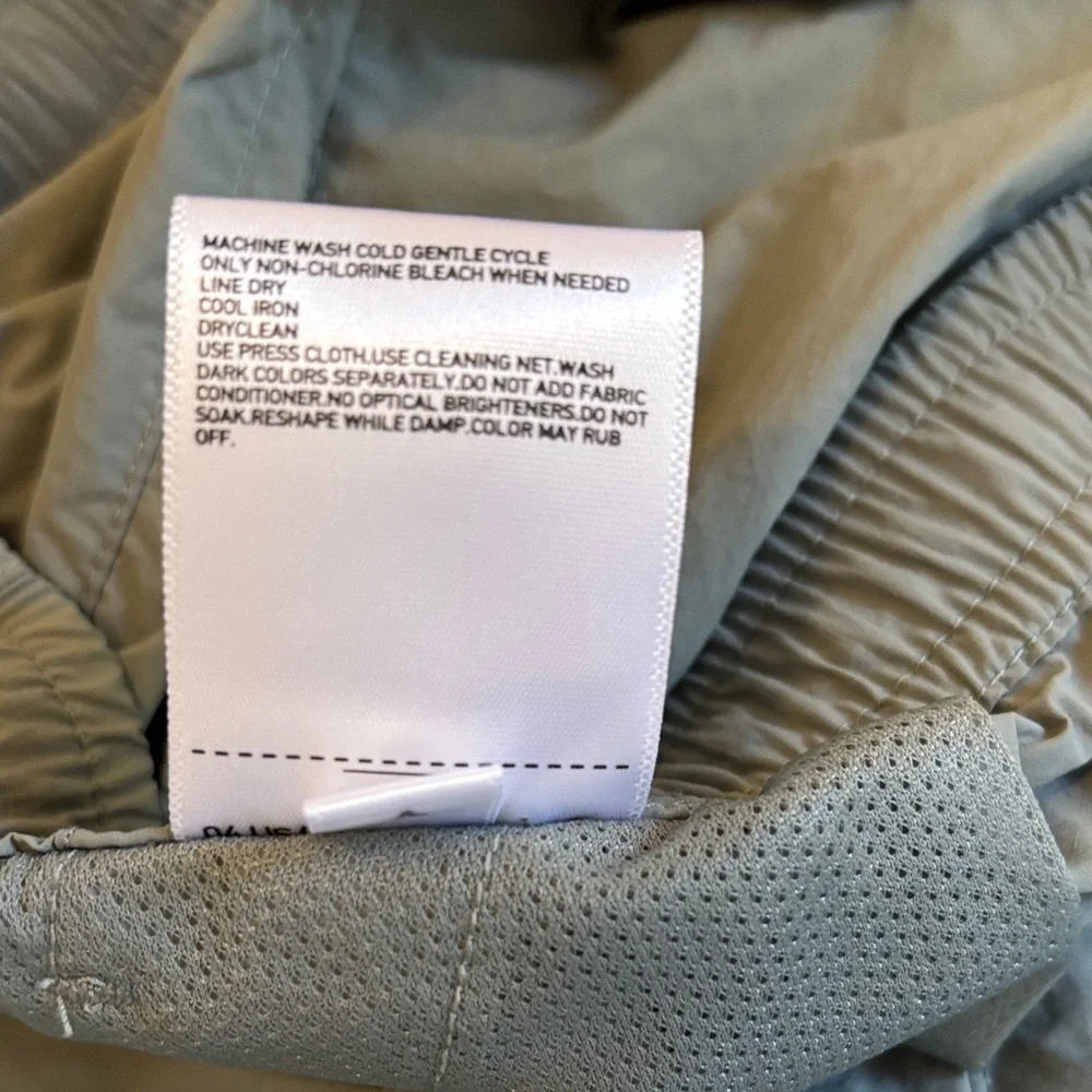 Uniqlo C Collection Women’s Small Athletic Geared Gray Shorts - Picture 10 of 10